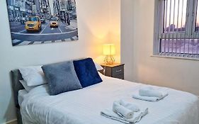 Spacious Apartment For Holiday And Contractor Groups In Salford - Private Parking - By Nmb Serviced Accommodation
