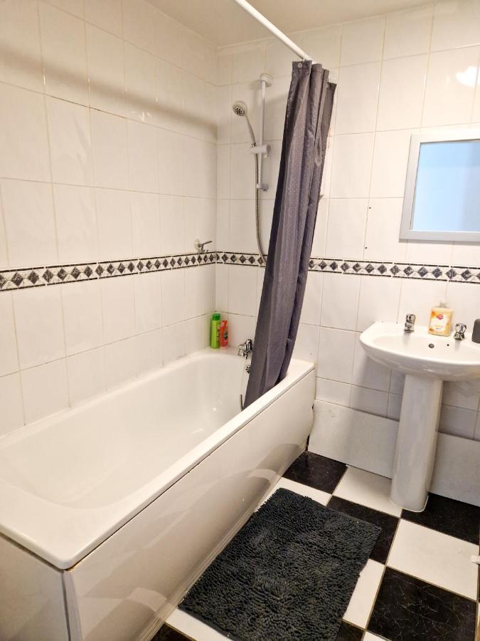 Spacious Apartment For Holiday And Contractor Groups In Salford - Private Parking - By Nmb Serviced Accommodation Manchester Exterior photo