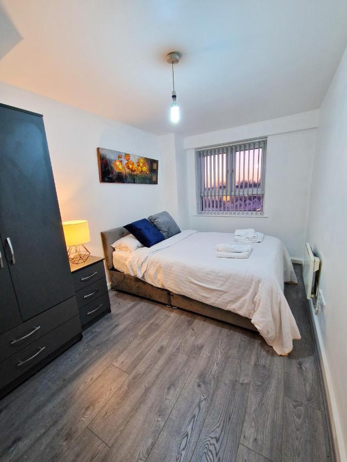 Spacious Apartment For Holiday And Contractor Groups In Salford - Private Parking - By Nmb Serviced Accommodation Manchester Exterior photo