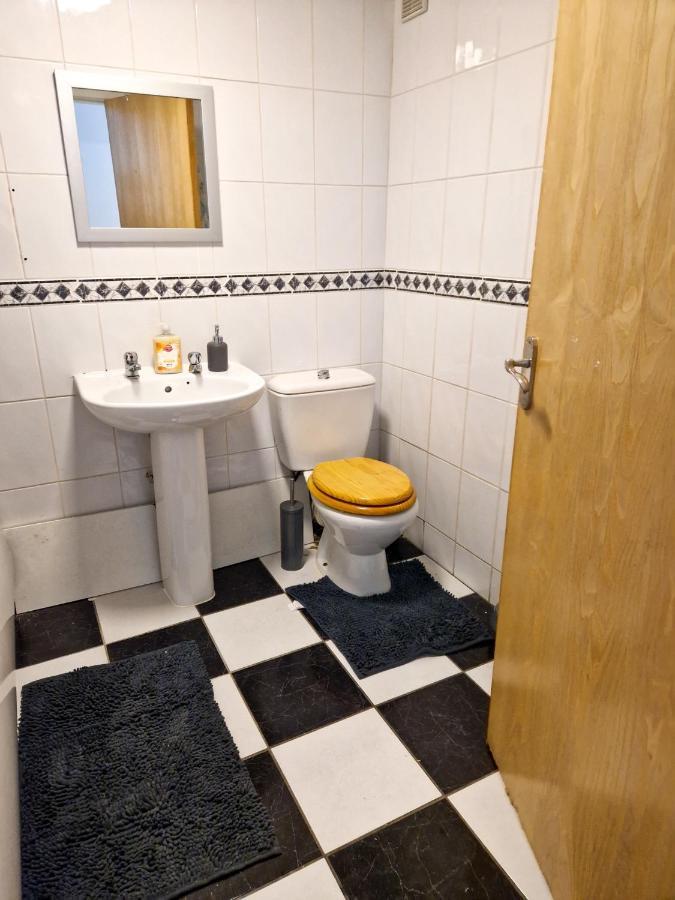 Spacious Apartment For Holiday And Contractor Groups In Salford - Private Parking - By Nmb Serviced Accommodation Manchester Exterior photo